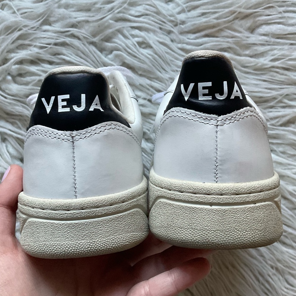 Veja White/Black Sustainable Leather V-10 Logo Retro Low Top Lace Up Sneakers 7 - Picture 7 of 11